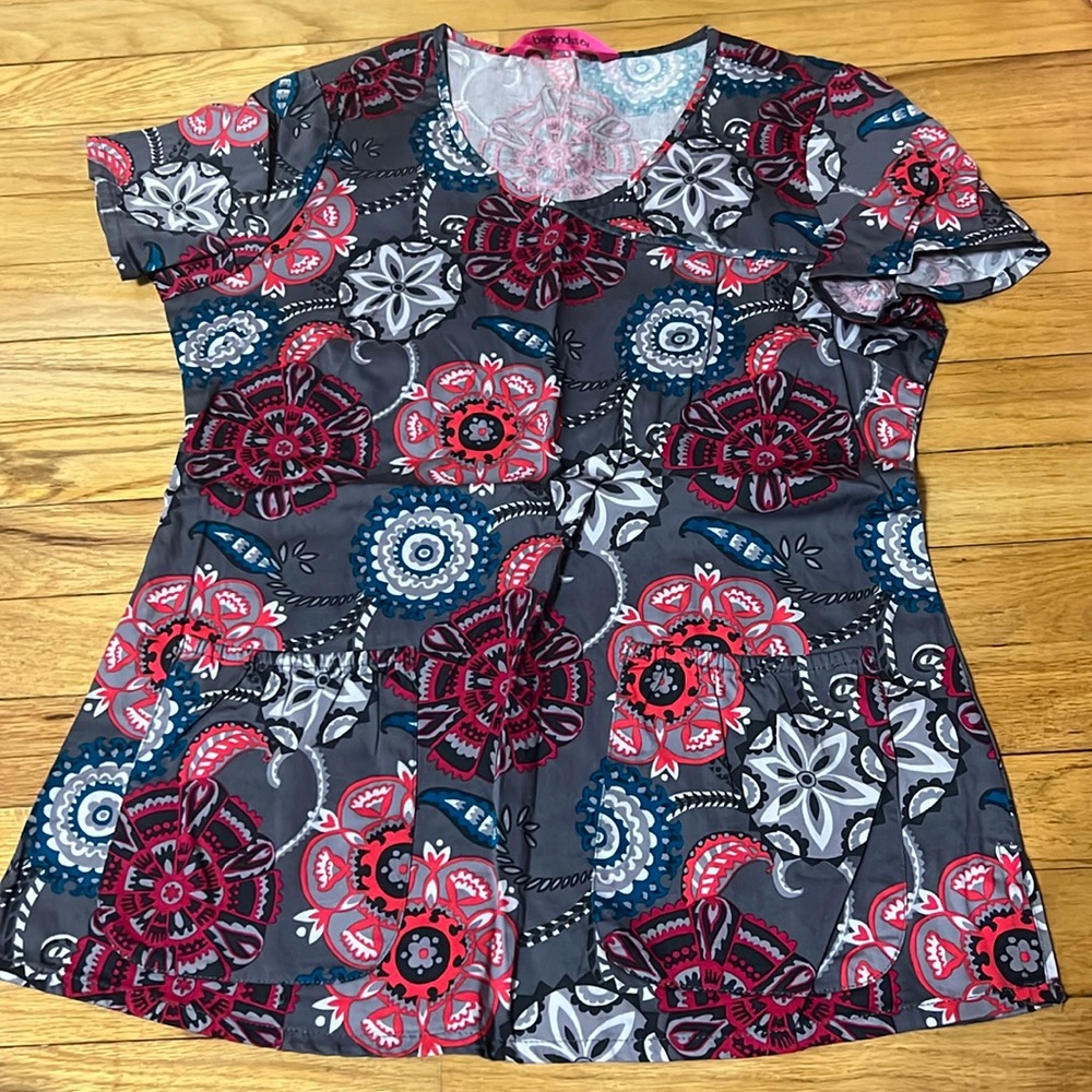 NWOT Print Scrub Top